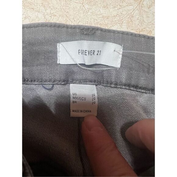 Forever 21 Womans Button Fly Cut Off Jeans Sz 29W Gray NWT - Picture 9 of 10
